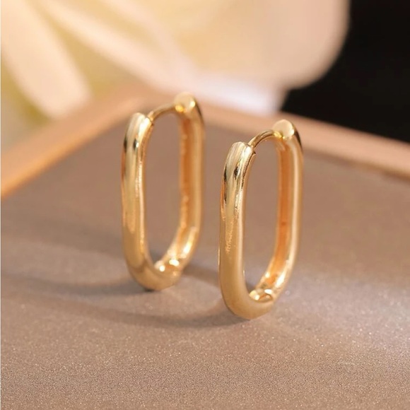 Beautiful Minimalist Hoop Earrings Gold 🤍 - Picture 2 of 6